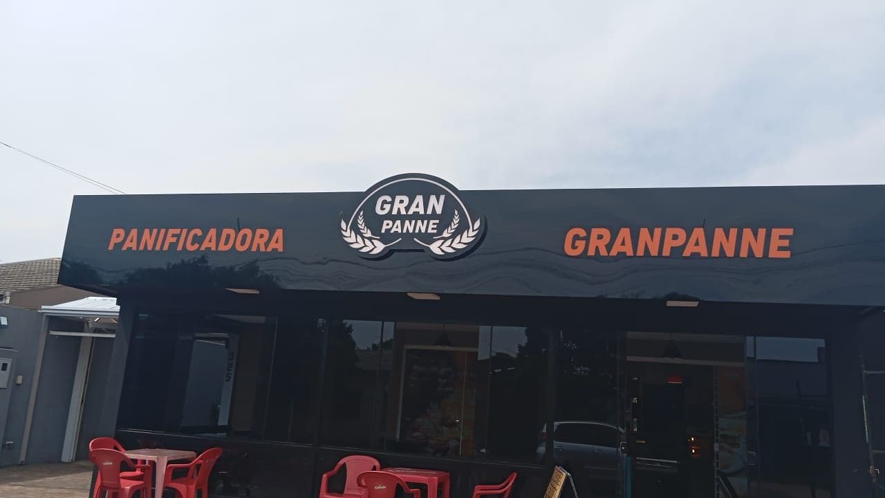 Fachada com letra caixa iluminada — Tazza